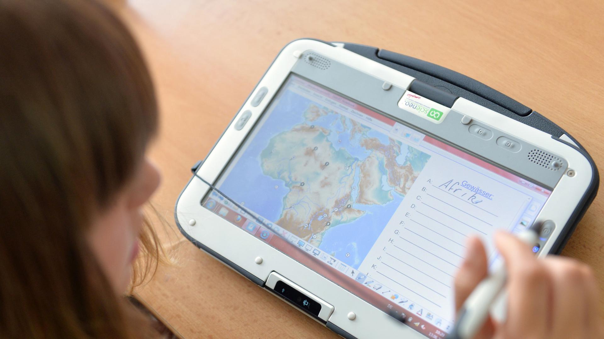 Eine Schülerin arbeitet an Tablet-PC, auf der die Afrika-Karte zu sehen ist. Eine Schülerin arbeitet an Tablet-PC, auf der die Afrika-Karte zu sehen ist.