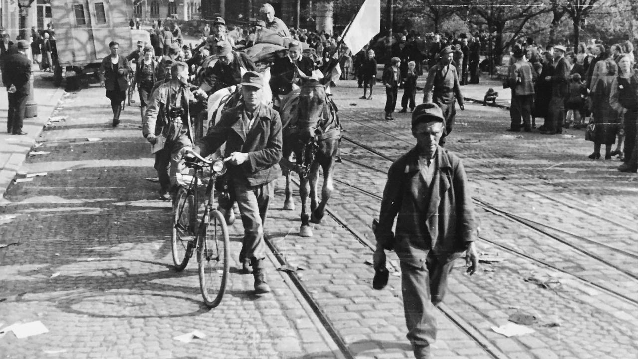 Menschen ziehen durch eine Stadt Menschen ziehen durch eine Stadt
