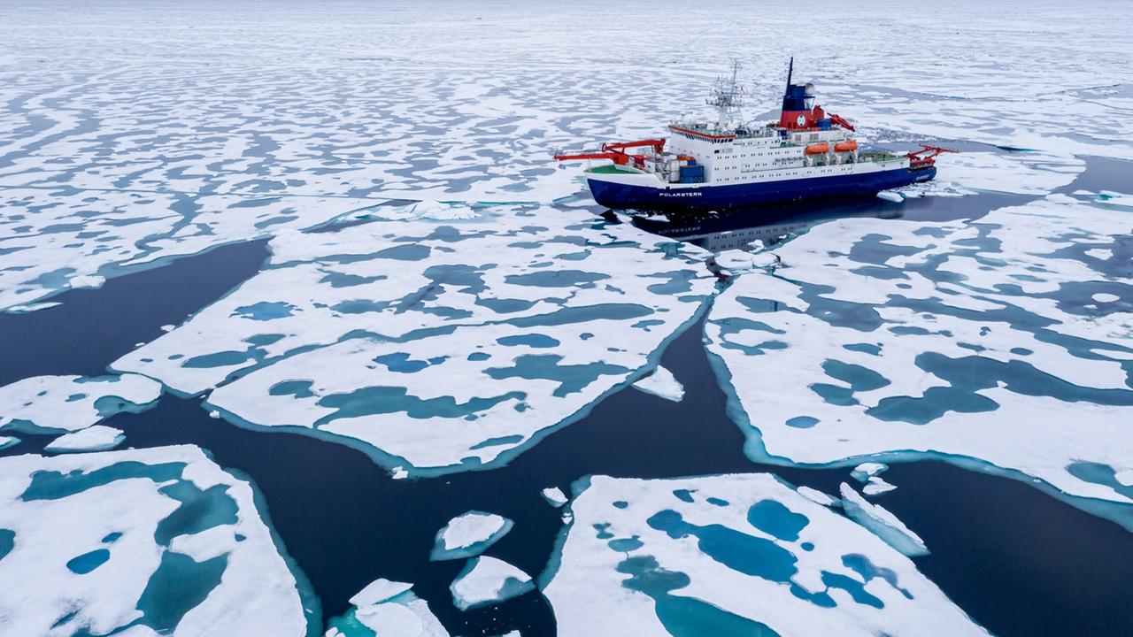 Das deutsche Forschungsschiff «Polarstern» unterwegs in der Arktis. Um es herum treiben Eisschollen im Meer. Das deutsche Forschungsschiff «Polarstern» unterwegs in der Arktis. Um es herum treiben Eisschollen im Meer.
