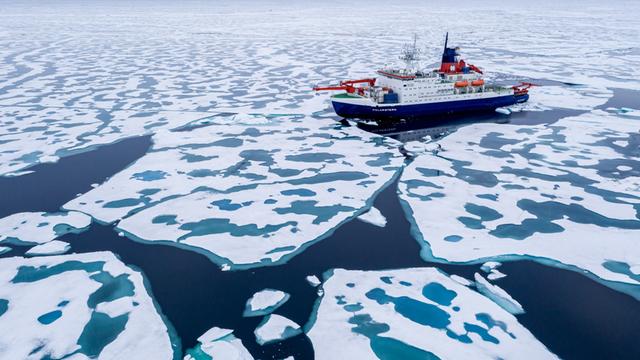 Das deutsche Forschungsschiff «Polarstern» unterwegs in der Arktis. Um es herum treiben Eisschollen im Meer.