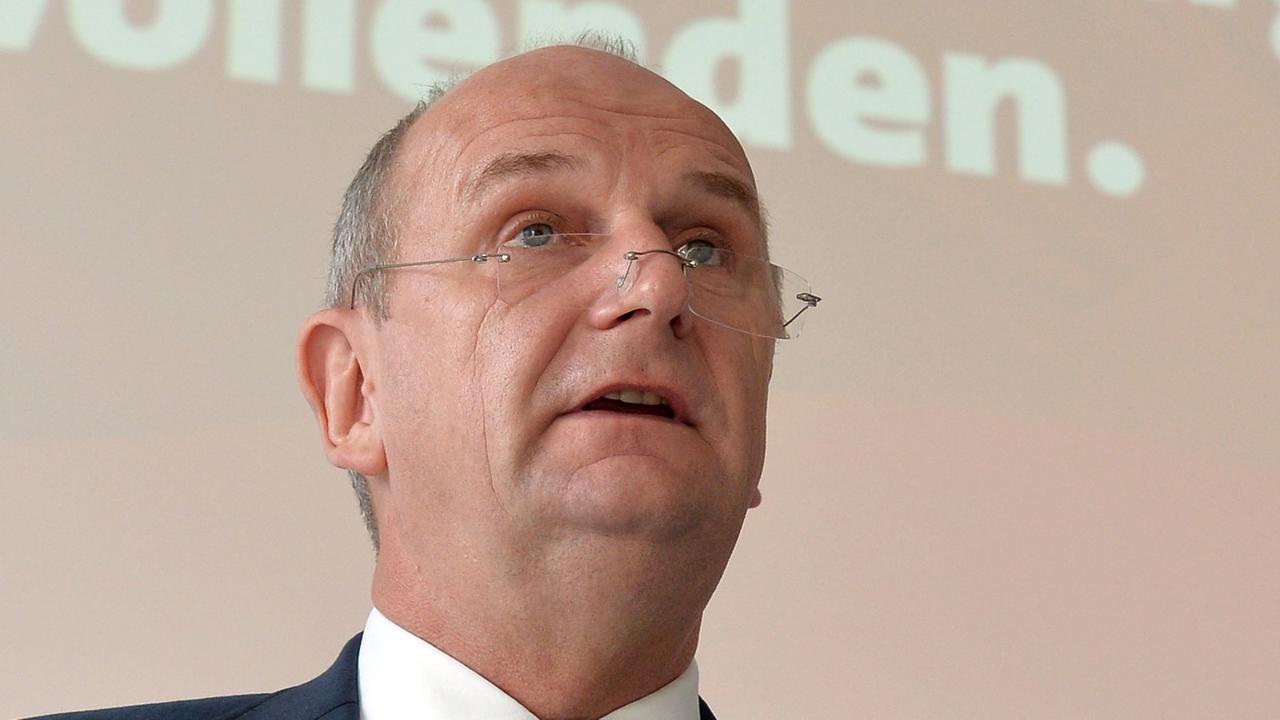 Brandenburgs Ministerpräsident Dietmar Woidke (SPD) spricht am 01.11.2014 in Wildau (Brandenburg) auf dem Sonderparteitag der SPD.