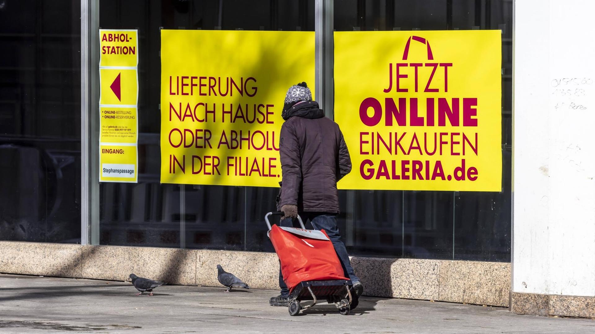 Lockdown in der Innenstadt von Stuttgart. Geschäfte sind geschlossen, nur wenige Passanten sind unterwegs. Galeria Kaufhof wirbt für Online-Shopping. // 15.02.2021, Deutschland, Baden-Württemberg, Stuttgart. Lockdown in der Innenstadt von Stuttgart. Geschäfte sind geschlossen, nur wenige Passanten sind unterwegs. Galeria Kaufhof wirbt für Online-Shopping. // 15.02.2021, Deutschland, Baden-Württemberg, Stuttgart.