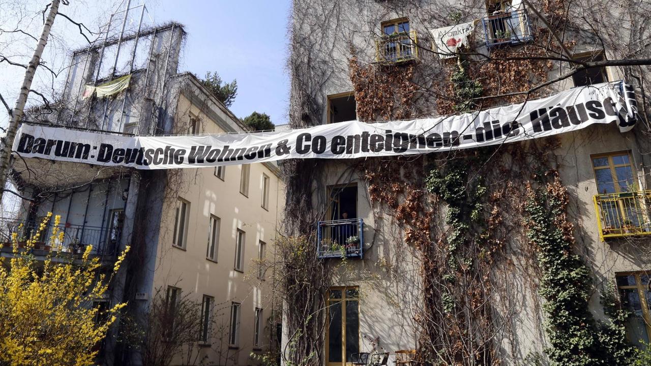 Mit einem Protestbanner an Altbaufassaden in Berlin Kreuzberg fordern Aktivisten dazu auf, die Immobilienfirma Deutsche Wohnen zu enteignen. Mit einem Protestbanner an Altbaufassaden in Berlin Kreuzberg fordern Aktivisten dazu auf, die Immobilienfirma Deutsche Wohnen zu enteignen.