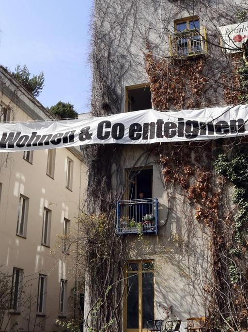 Mit einem Protestbanner an Altbaufassaden in Berlin Kreuzberg fordern Aktivisten dazu auf, die Immobilienfirma Deutsche Wohnen zu enteignen.