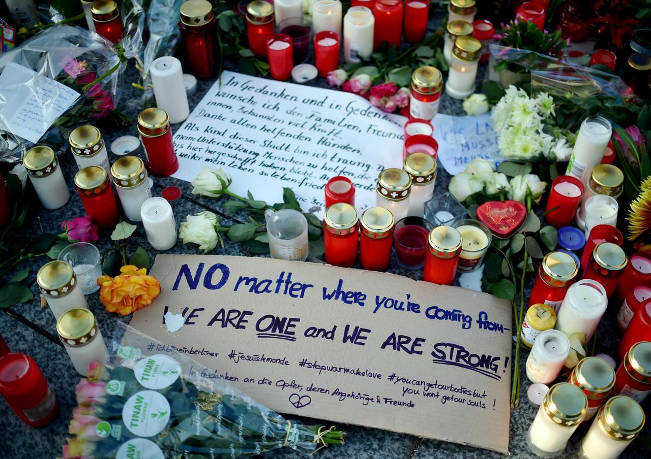 Beileidsbekundungen und Schilder liegen zwischen Blumen und Kerzen am 21.12.2016 in Berlin unweit der Stelle des Anschlags auf dem Weihnachtsmarkt am Breitscheidplatz. Beileidsbekundungen und Schilder liegen zwischen Blumen und Kerzen am 21.12.2016 in Berlin unweit der Stelle des Anschlags auf dem Weihnachtsmarkt am Breitscheidplatz.