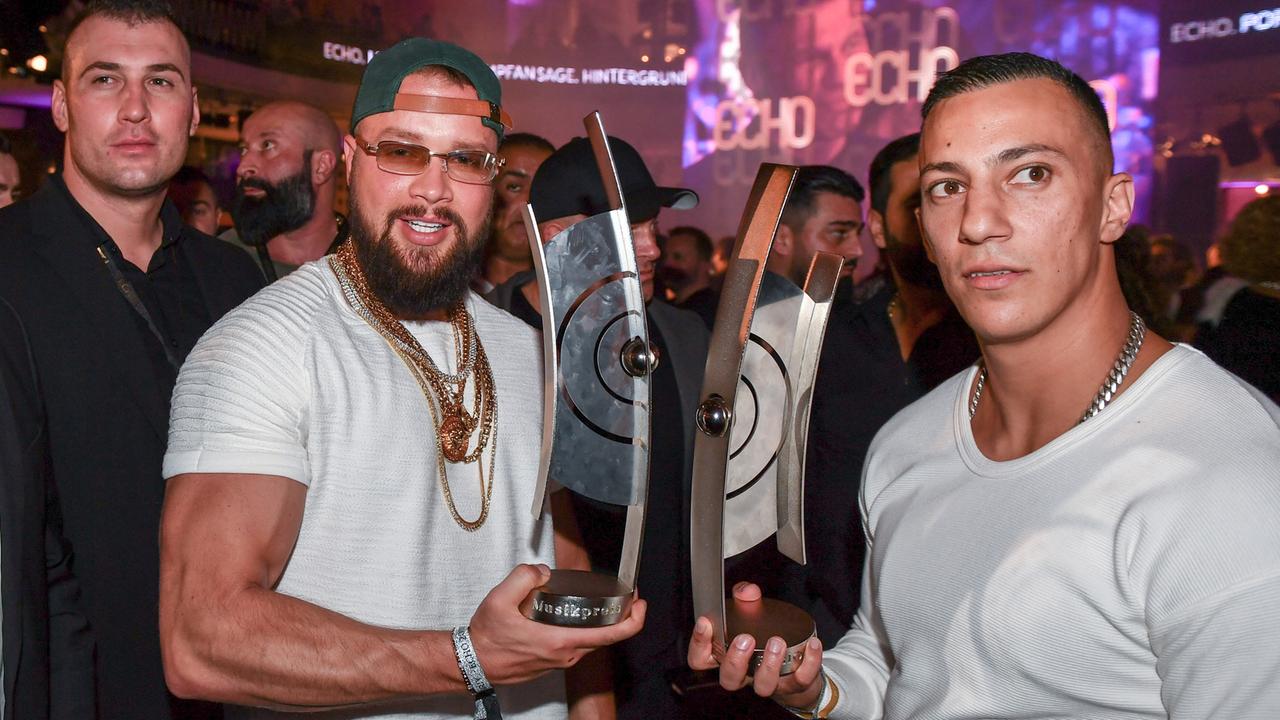 Die Rapper Kollegah (links) und Farid Bang feiern die Verleihung des Deutschen Musikpreises Echo. Die Rapper Kollegah (links) und Farid Bang feiern die Verleihung des Deutschen Musikpreises Echo.