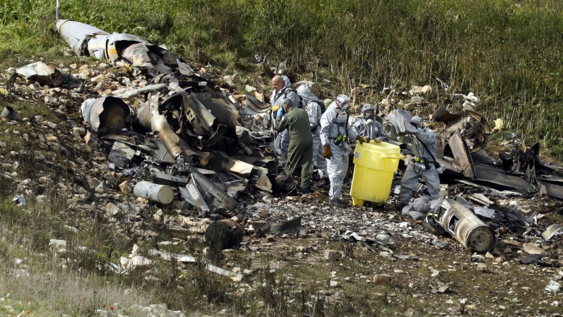 Israelische Sicherheitskräfte untersuchen die Überreste eines israelischen F-16 Kampfflugzeugs an der Absturzstelle bei Harduf. Israelische Sicherheitskräfte untersuchen die Überreste eines israelischen F-16 Kampfflugzeugs an der Absturzstelle bei Harduf.