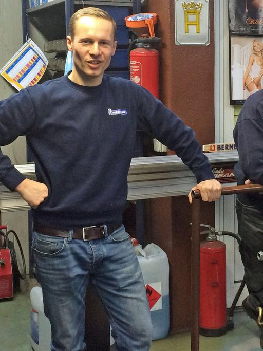 Rainer Tauchmann und sein Nachfolger Andreas Klaue in der Werkstatt