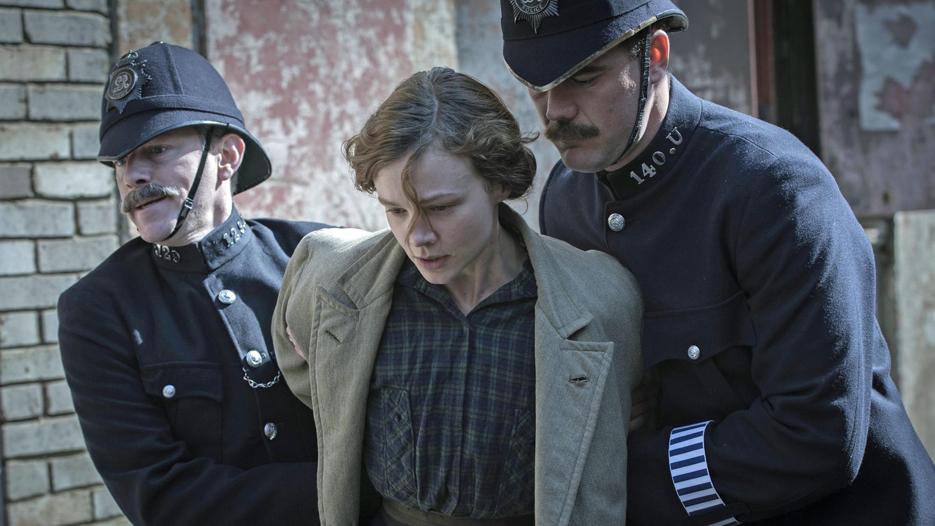 Szene aus "Suffragette" von Sarah Gavron: Maud (dargestellt von Carey Mulligan) wird von zwei Polizisten verhaftet und abgeführt. Szene aus "Suffragette" von Sarah Gavron: Maud (dargestellt von Carey Mulligan) wird von zwei Polizisten verhaftet und abgeführt.