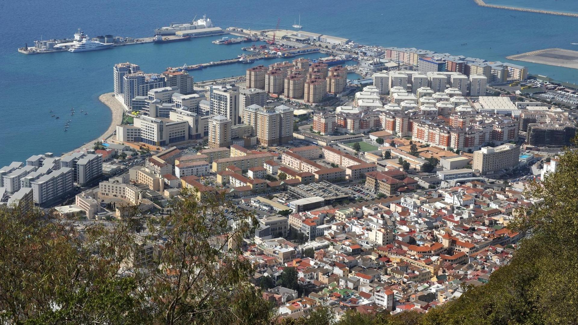 Blick auf Gibraltar. Der 4,8 Kilometer lange und 425 Meter hohe Fels gehört zu den beliebten Tagesausflugszielen für Spanienurlauber.