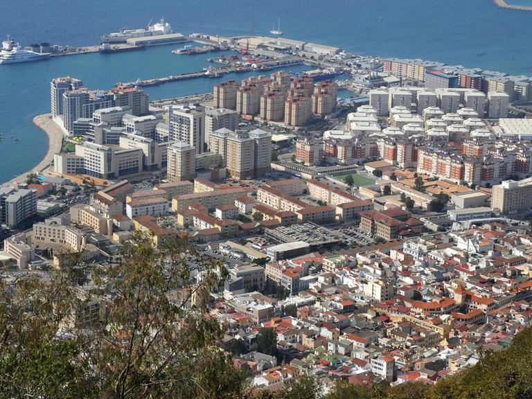 Blick auf Gibraltar. Der 4,8 Kilometer lange und 425 Meter hohe Fels gehört zu den beliebten Tagesausflugszielen für Spanienurlauber.