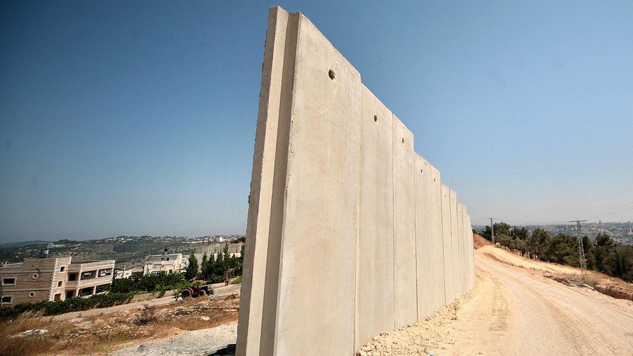 Ein Teil der Mauer zwischen Israel und den Palästinensischen Autonomiegebieten, aufgenommen bei Bethlehem am 08.07.2011. Die Mauer hat Deutschland jahrzehntelang geteilt und die Bürger der DDR an der Ausreise gehindert. Ein Teil der Mauer zwischen Israel und den Palästinensischen Autonomiegebieten, aufgenommen bei Bethlehem am 08.07.2011. Die Mauer hat Deutschland jahrzehntelang geteilt und die Bürger der DDR an der Ausreise gehindert.