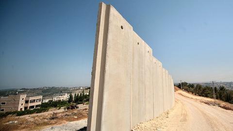 Ein Teil der Mauer zwischen Israel und den Palästinensischen Autonomiegebieten, aufgenommen bei Bethlehem am 08.07.2011.