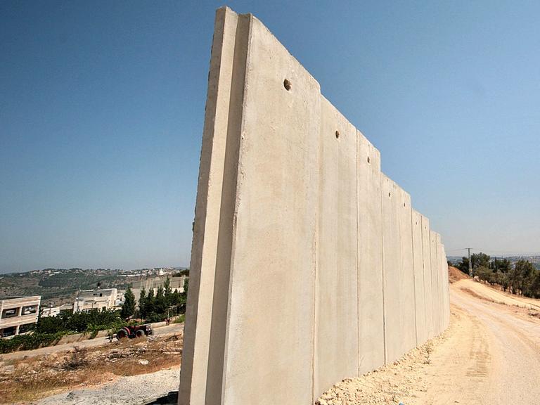 Ein Teil der Mauer zwischen Israel und den Palästinensischen Autonomiegebieten, aufgenommen bei Bethlehem am 08.07.2011.