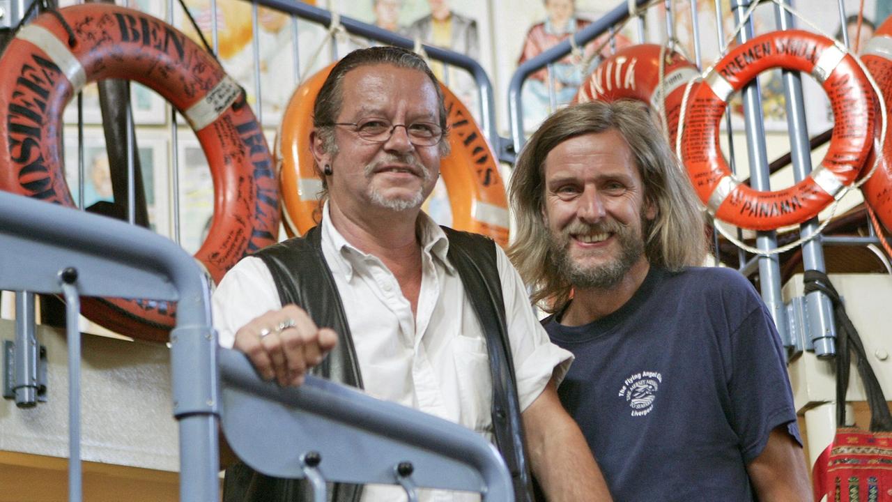 Leiter Jan Oltmanns (r.) und ein Mitarbeiter von der Seemannsmission "Duckdalben" Leiter Jan Oltmanns (r.) und ein Mitarbeiter von der Seemannsmission "Duckdalben"