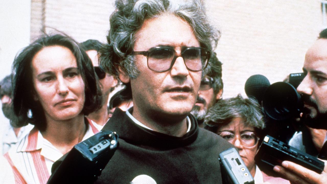 Der brasilianische Theologe Leonardo Boff stellt sich am 7. September 1984 in Rom den Journalisten. Zuvor hatte er vor Theologen der Glaubenskongregation des Vatikans über seine Thesen zur "Theologie der Befreiung" ausgesagt. Der brasilianische Theologe Leonardo Boff stellt sich am 7. September 1984 in Rom den Journalisten. Zuvor hatte er vor Theologen der Glaubenskongregation des Vatikans über seine Thesen zur "Theologie der Befreiung" ausgesagt.