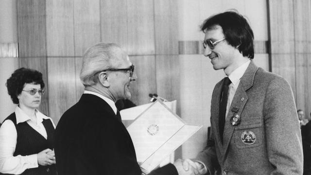 Erich Honecker, der Staatsratsvorsitzende der DDR, zeichnet im April 1980 den DDR-Eiskunstläufer und WM-Sieger Jan Hoffmann mit dem Vaterländischen Verdienstorden in Gold aus.