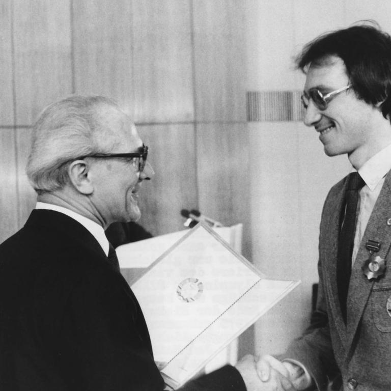 Erich Honecker, der Staatsratsvorsitzende der DDR, zeichnet im April 1980 den DDR-Eiskunstläufer und WM-Sieger Jan Hoffmann mit dem Vaterländischen Verdienstorden in Gold aus. Erich Honecker, der Staatsratsvorsitzende der DDR, zeichnet im April 1980 den DDR-Eiskunstläufer und WM-Sieger Jan Hoffmann mit dem Vaterländischen Verdienstorden in Gold aus.