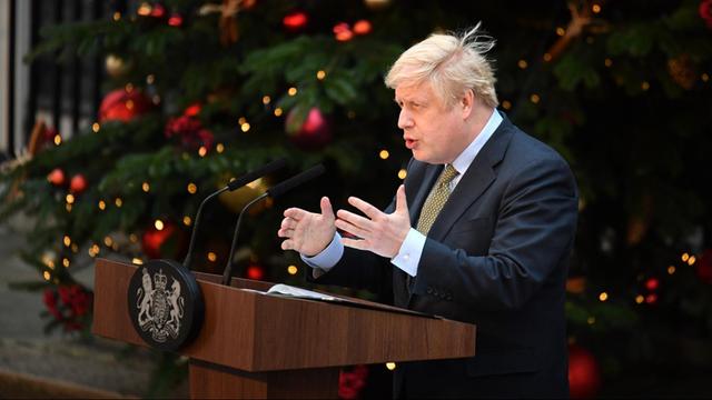 Der britische Premierminister Boris Johnson gibt eine Erklärung ab.