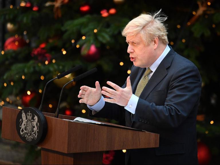 Der britische Premierminister Boris Johnson gibt eine Erklärung ab.