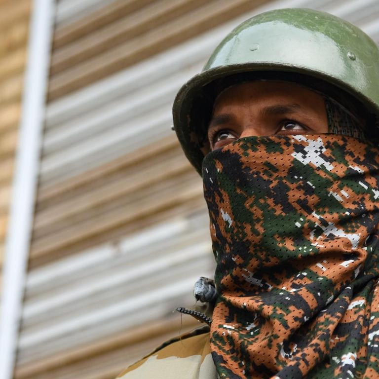 Ein Soldat einer indischen Paramilitär-Einheit in Srinagar im Bundesstaat Jammu und Kaschmir