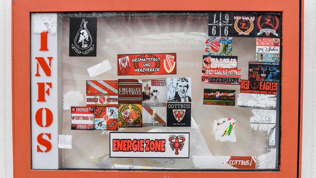 Aufkleber an einem Glaskasten an der Fanbude am „Stadion der Freundschaft“ des FC Energie Cottbus. Der Einfluss von Rechtsextremen in der Fanszene sei groß, sagt Hooligan-Forscher Claus. Es gibt aber auch Fanclubs, die sich gegen Rechtsextremismus positionieren. * Aufkleber an einem Glaskasten an der Fanbude am „Stadion der Freundschaft“ des FC Energie Cottbus. Der Einfluss von Rechtsextremen in der Fanszene sei groß, sagt Hooligan-Forscher Claus. Es gibt aber auch Fanclubs, die sich gegen Rechtsextremismus positionieren. *
