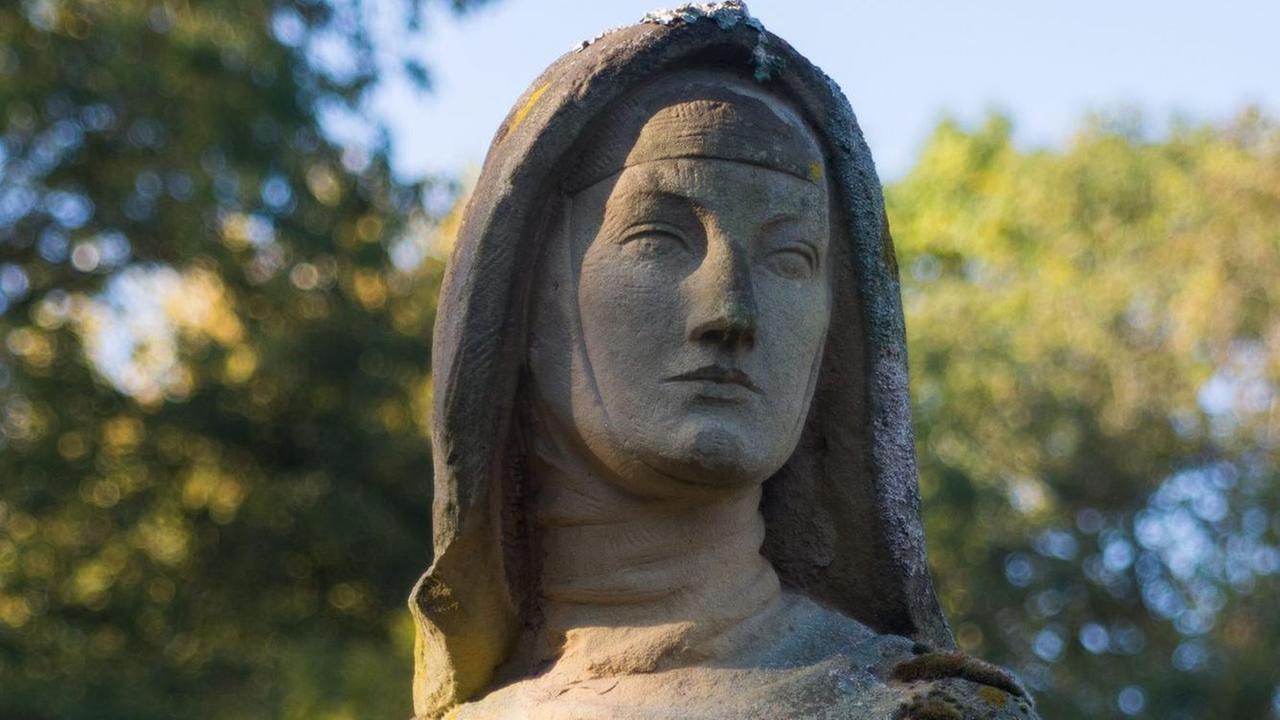 Hl. Klara, Sandsteinstatue beim Dompeter zu Avolsheim Hl. Klara, Sandsteinstatue beim Dompeter zu Avolsheim