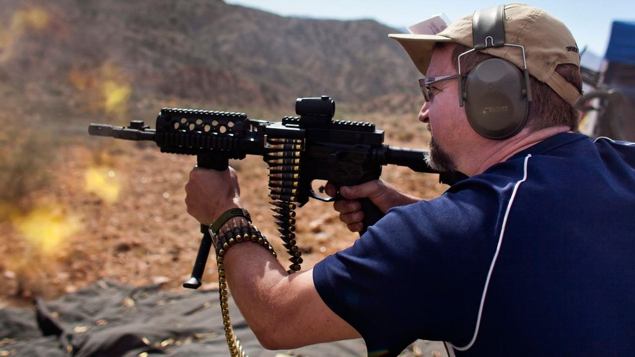 John Willer schießt mit einem Maschinengewehr auf dem Gelände des Big Sandy Machine Gun Shoot, außerhalb von Wikieup, Arizona, USA.