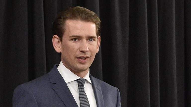 Sebastian Kurz bei einer Rede vor einem schwarzen Vorhang Sebastian Kurz bei einer Rede vor einem schwarzen Vorhang