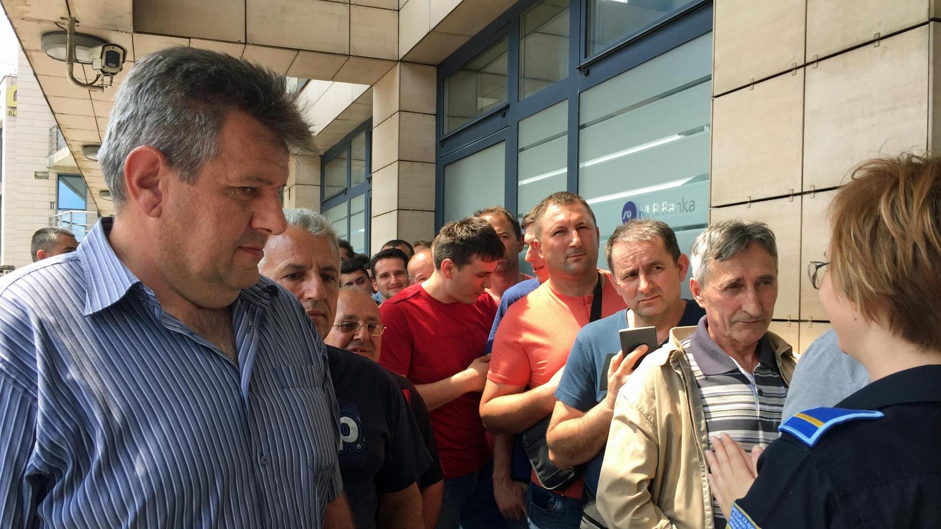 Visa-Antragsteller vor dem slowenischem Konsulat in Banja Luka Visa-Antragsteller vor dem slowenischem Konsulat in Banja Luka