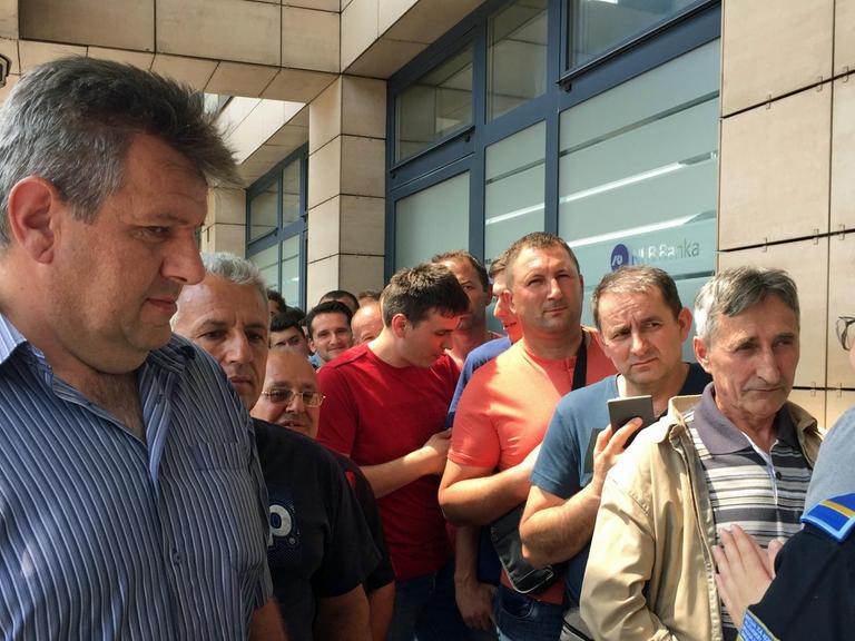 Visa-Antragsteller vor dem slowenischem Konsulat in Banja Luka