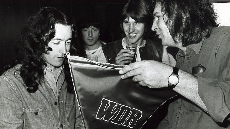 Die erste Rockpalast-Nacht: Rory Gallagher mit Alan Bangs (M) und Peter Rüchel (r). in der Esener Grugahalle. Die erste Rockpalast-Nacht: Rory Gallagher mit Alan Bangs (M) und Peter Rüchel (r). in der Esener Grugahalle.
