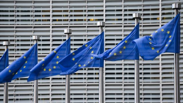 Fahnen vor dem Gebäude der EU-Kommission in Brüssel.