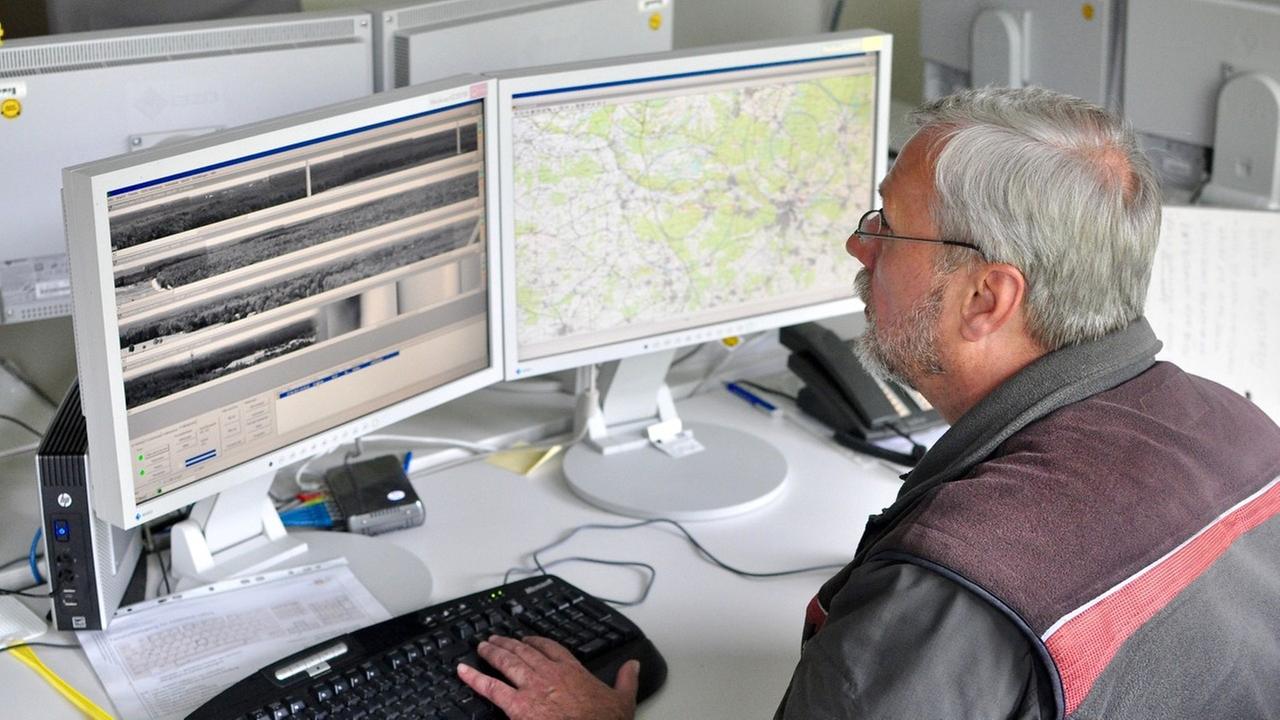 Helmuth Beuke nutzt das System FireWatch in der Lüneburger Waldbrandzentrale Helmuth Beuke nutzt das System FireWatch in der Lüneburger Waldbrandzentrale