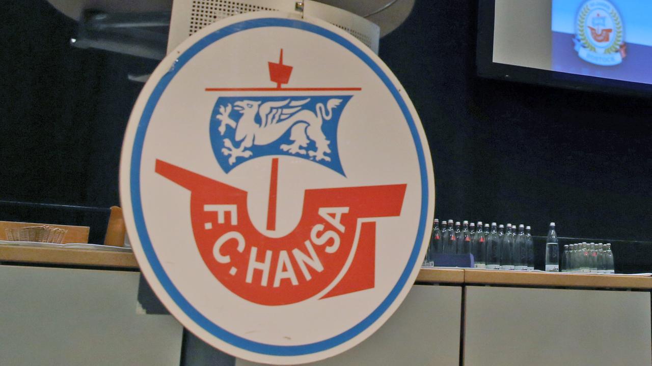 Kogge auf See: Das beliebte Wappen des FC Hansa Rostock, zu sehen auf der Mitgliederversammlung 2015 Kogge auf See: Das beliebte Wappen des FC Hansa Rostock, zu sehen auf der Mitgliederversammlung 2015