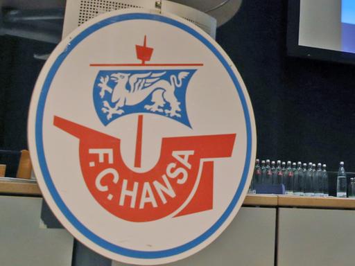 Kogge auf See: Das beliebte Wappen des FC Hansa Rostock, zu sehen auf der Mitgliederversammlung 2015