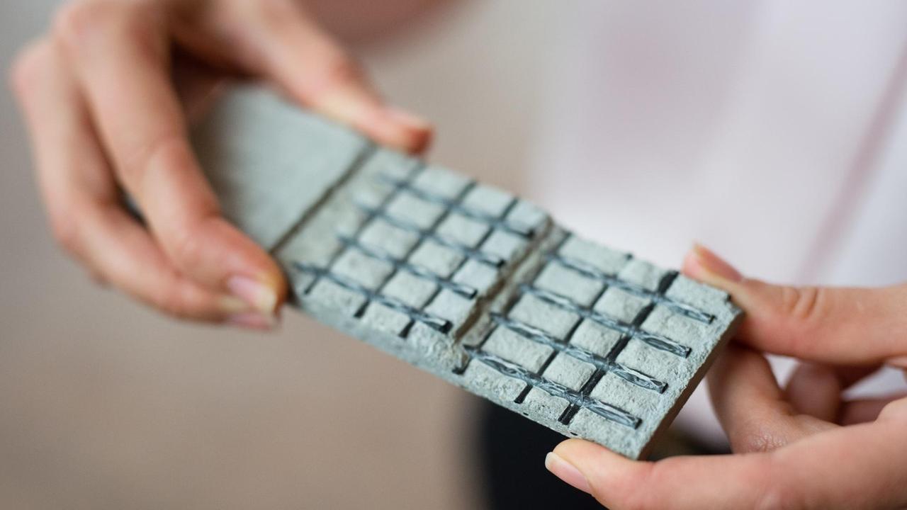 Die Betonplatte wird durch Gitter aus Carbon-Garn bewehrt, ermöglicht so extrem dünne Betonbauweisen, senkt so im Vergleich zu Stahlbeton den Ressourcenverbrauch und bietet neue architektonische Möglichkeiten Die Betonplatte wird durch Gitter aus Carbon-Garn bewehrt, ermöglicht so extrem dünne Betonbauweisen, senkt so im Vergleich zu Stahlbeton den Ressourcenverbrauch und bietet neue architektonische Möglichkeiten