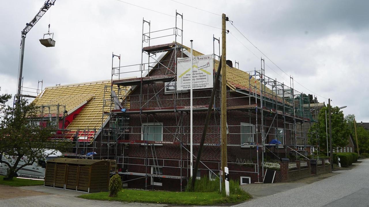 Ein Neubau mit einem Dachstuhl aus Holz Ein Neubau mit einem Dachstuhl aus Holz