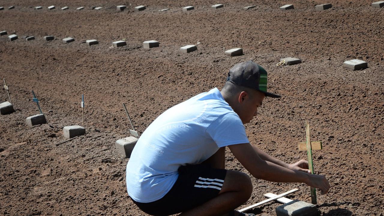 Ein Helfer der NGO "Border Angels" setzt in Kalifornien Kreuze an Gräber von unbekannten Menschen, die bei der Flucht von Mexiko in die USA in der Wüste ums Leben gekommen sind. Ein Helfer der NGO "Border Angels" setzt in Kalifornien Kreuze an Gräber von unbekannten Menschen, die bei der Flucht von Mexiko in die USA in der Wüste ums Leben gekommen sind.