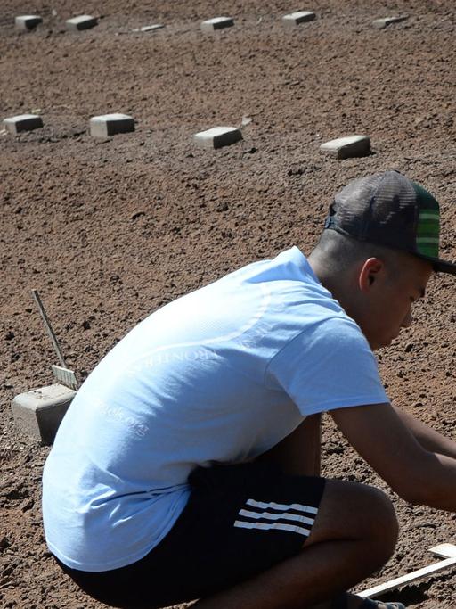 Ein Helfer der NGO "Border Angels" setzt in Kalifornien Kreuze an Gräber von unbekannten Menschen, die bei der Flucht von Mexiko in die USA in der Wüste ums Leben gekommen sind.