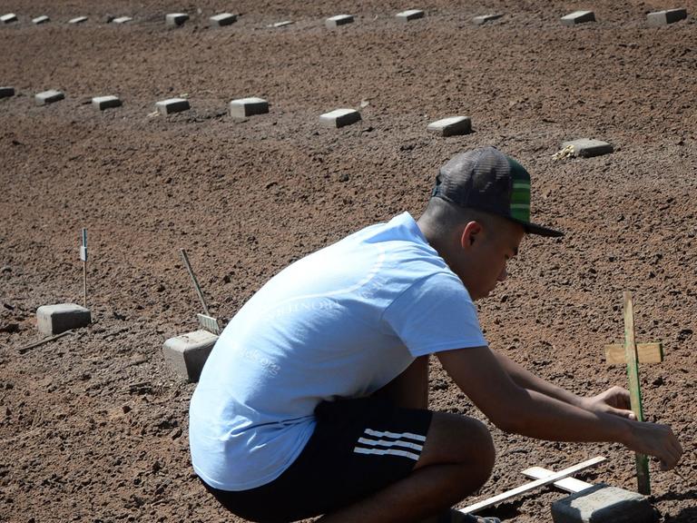 Ein Helfer der NGO "Border Angels" setzt in Kalifornien Kreuze an Gräber von unbekannten Menschen, die bei der Flucht von Mexiko in die USA in der Wüste ums Leben gekommen sind.