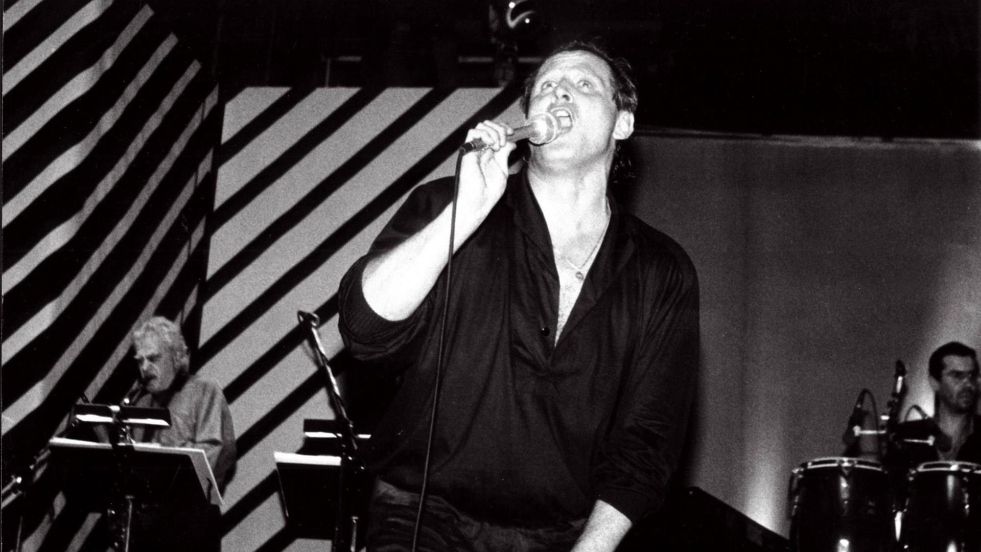 Konstantin Wecker singt auf auf dem letzen Festival des politischen Liedes im April 1990.