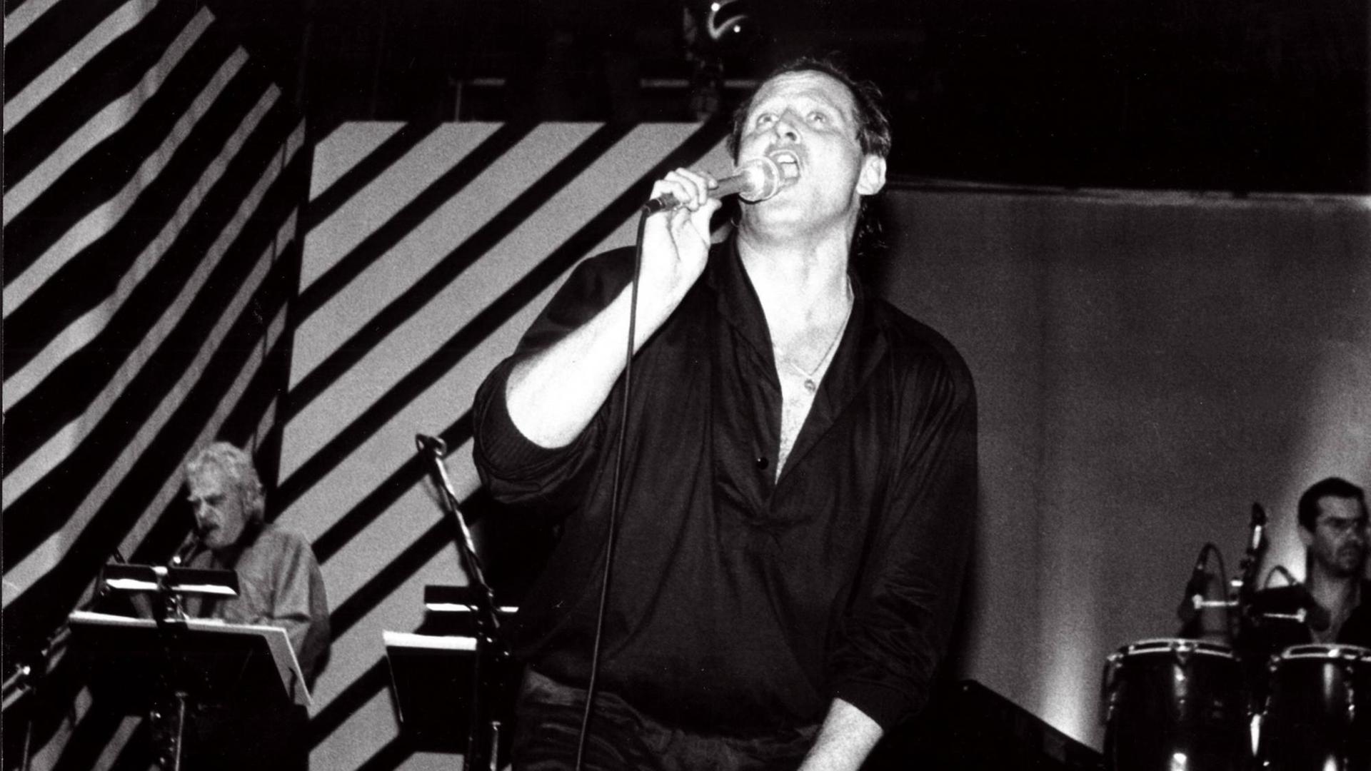 Konstantin Wecker singt auf auf dem letzen Festival des politischen Liedes im April 1990. Konstantin Wecker singt auf auf dem letzen Festival des politischen Liedes im April 1990.