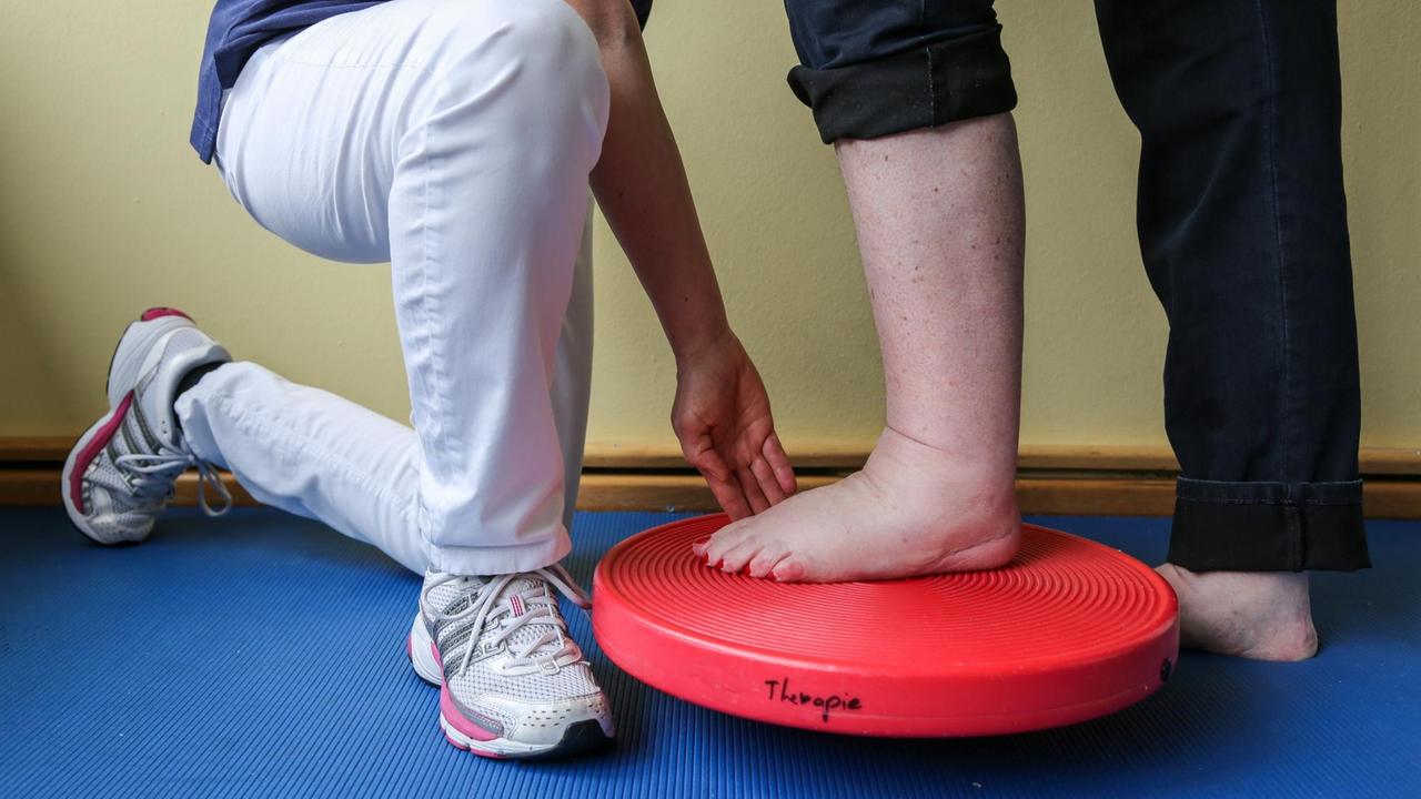 Gleichgewichtstraining mit einem Therapiekreisel Gleichgewichtstraining mit einem Therapiekreisel