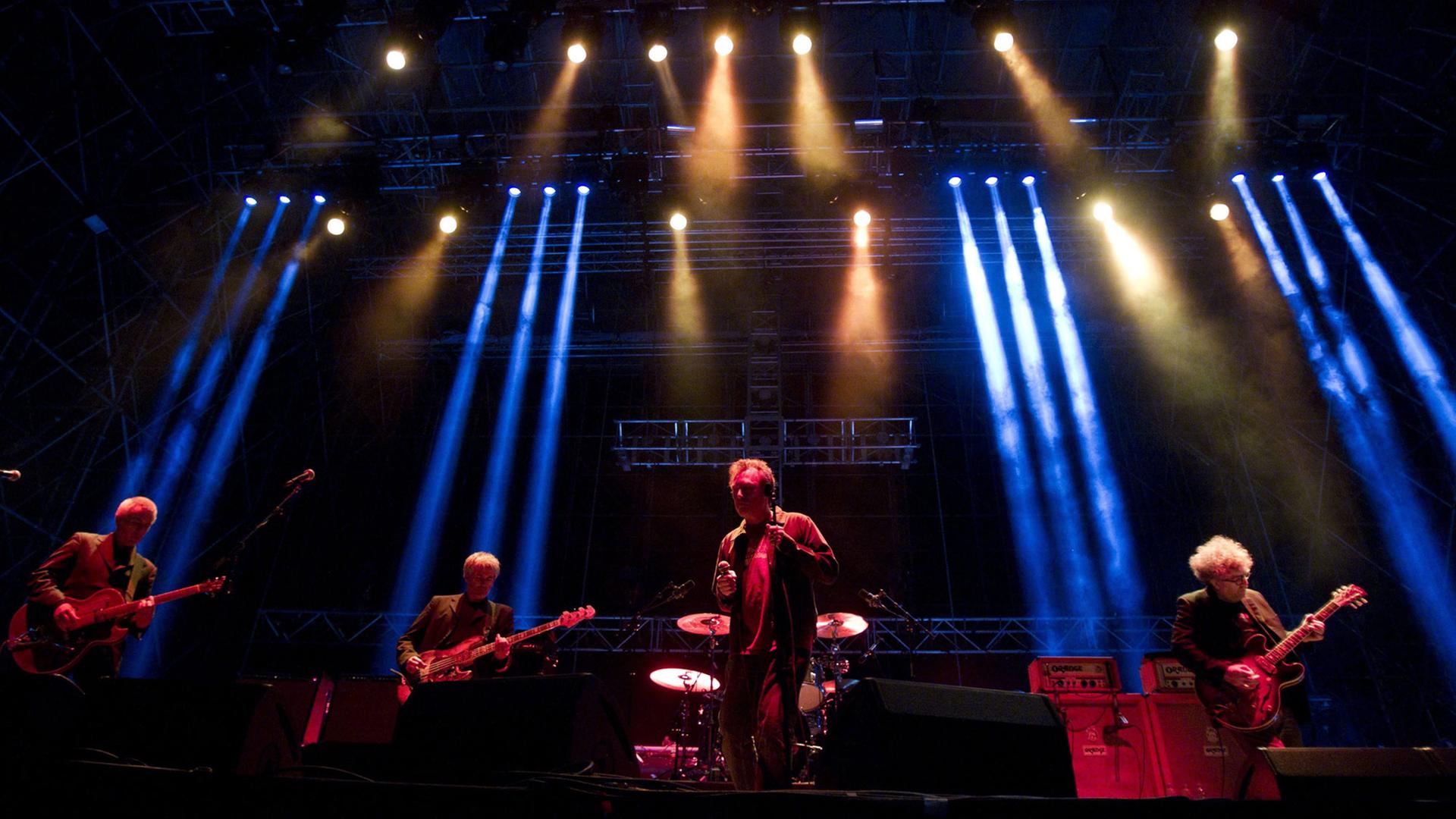 Die schottische Indie-Rock-Band The Jesus and Mary Chain auf der Bühne beim Primavera Sound Festival am 24.5.2013 in Barcelona, Spanien. Die schottische Indie-Rock-Band The Jesus and Mary Chain auf der Bühne beim Primavera Sound Festival am 24.5.2013 in Barcelona, Spanien.