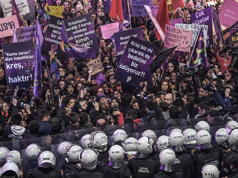 Demonstrantinnen stehen in Istanbul vielen Polizisten in Uniform gegenüber.