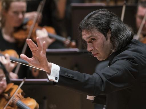 Der Dirigent Vladimir Jurowski leitet sein Orchester mit ausladender Geste.