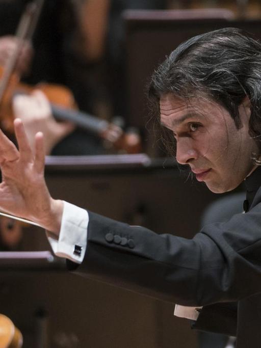 Der Dirigent Vladimir Jurowski leitet sein Orchester mit ausladender Geste.