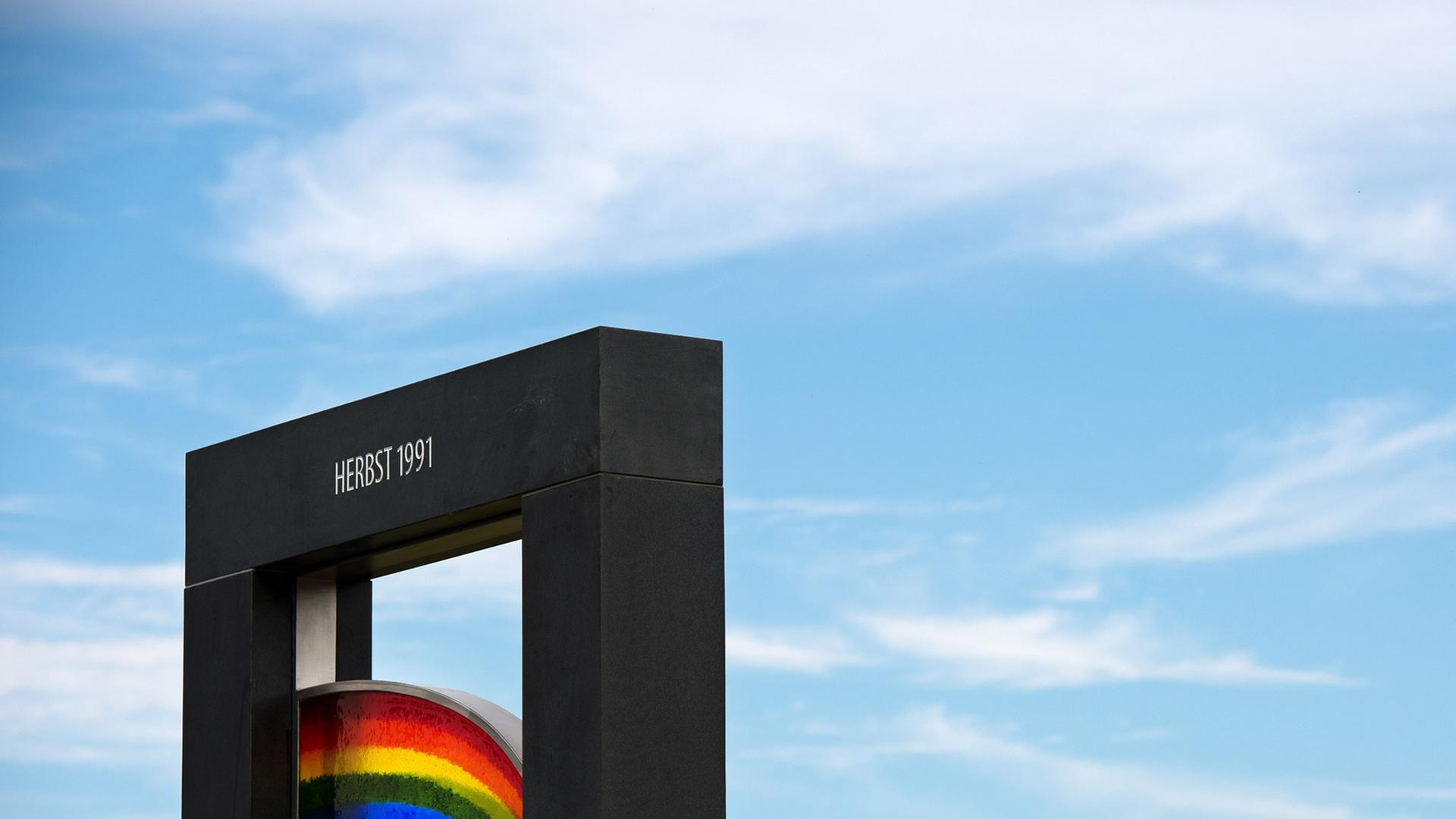 Ein Regenbogen aus Buntglas und die Inschrift "Herbst 1991" sind am 18.09.2014 auf einem drei Meter hohen Mahnmal in Form eines Torbogens in Hoyerswerda (Sachsen) zu sehen. Das Mahnmal soll an die Krawalle im September 1991 erinnern, als eine grölende Menge Steine, Feuerwerkskörper und Molotow-Cocktails gegen Ausländerwohnheime warfen. Ein Regenbogen aus Buntglas und die Inschrift "Herbst 1991" sind am 18.09.2014 auf einem drei Meter hohen Mahnmal in Form eines Torbogens in Hoyerswerda (Sachsen) zu sehen. Das Mahnmal soll an die Krawalle im September 1991 erinnern, als eine grölende Menge Steine, Feuerwerkskörper und Molotow-Cocktails gegen Ausländerwohnheime warfen.