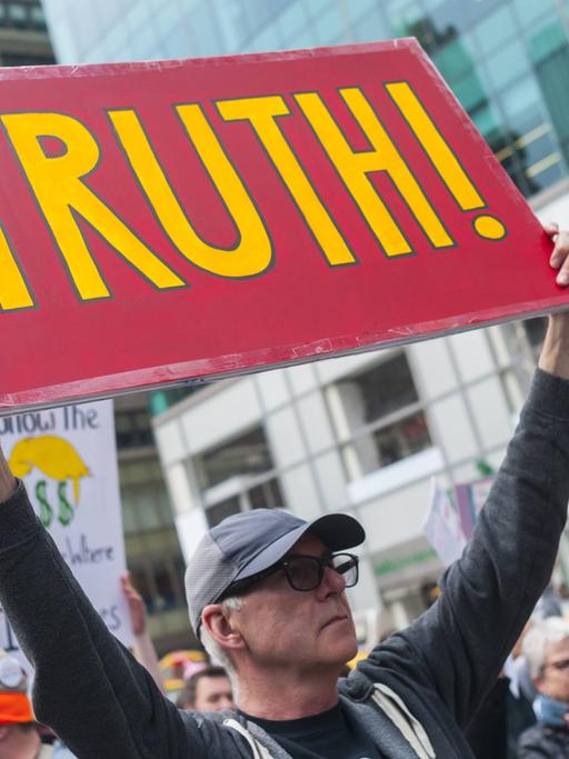 Ein Demonstrant hält ein Plakat mit der Aufschrift "Truth", Wahrheit hoch, bei dem Protestmarsch in New York in Reaktion auf Donald Trumps "Krieg gegen die Medien" 